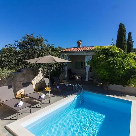 Charming Kalu With Private Pool Near Rovinj By Wiibuk