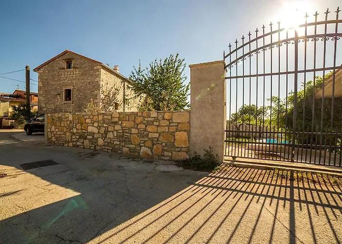 Willa Charming Kalu With Private Pool Near Rovinj By Wiibuk Mrgani